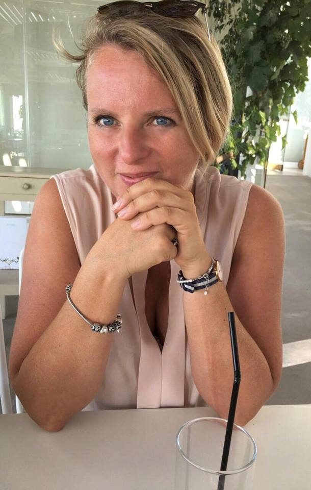 Anna, wedding planner, in Santorini